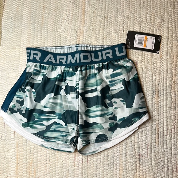 Under Armour Other - Youth Under Amour Girls Loose Fit Shorts Green Camo  L NWT